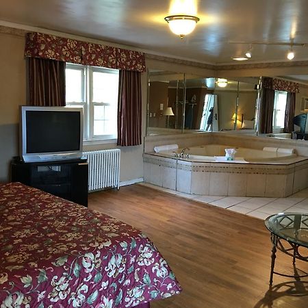 Colonie Inn And Suites Латам Экстерьер фото