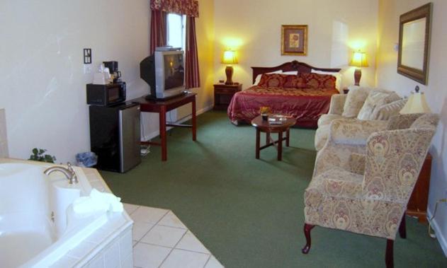 Colonie Inn And Suites Латам Экстерьер фото