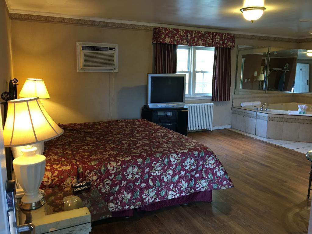 Colonie Inn And Suites Латам Экстерьер фото