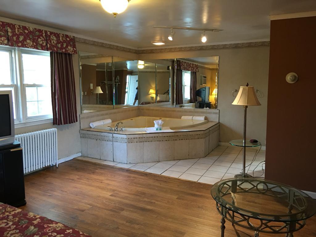 Colonie Inn And Suites Латам Экстерьер фото