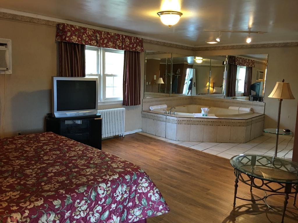 Colonie Inn And Suites Латам Экстерьер фото